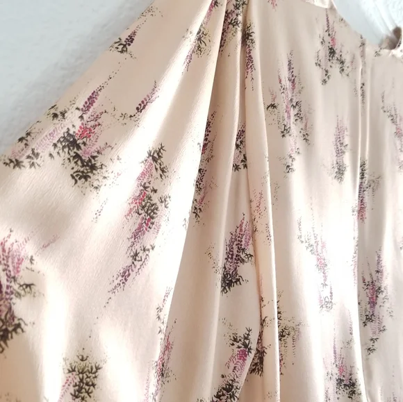 VINCE Wisteria Floral Silk Blouse Size M Medium Cream Tan Beige - Picture 7 of 8